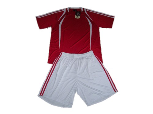 Форма футбольная взрослая. Футболка - красная с белыми вставками, шорты - белые с красными полосами по бокам. Размер S :(S):