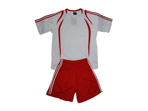 Форма футбольная взрослая. Футболка - белая с красными вставками, шорты - красные с белыми полосами по бокам. :(Размер S):